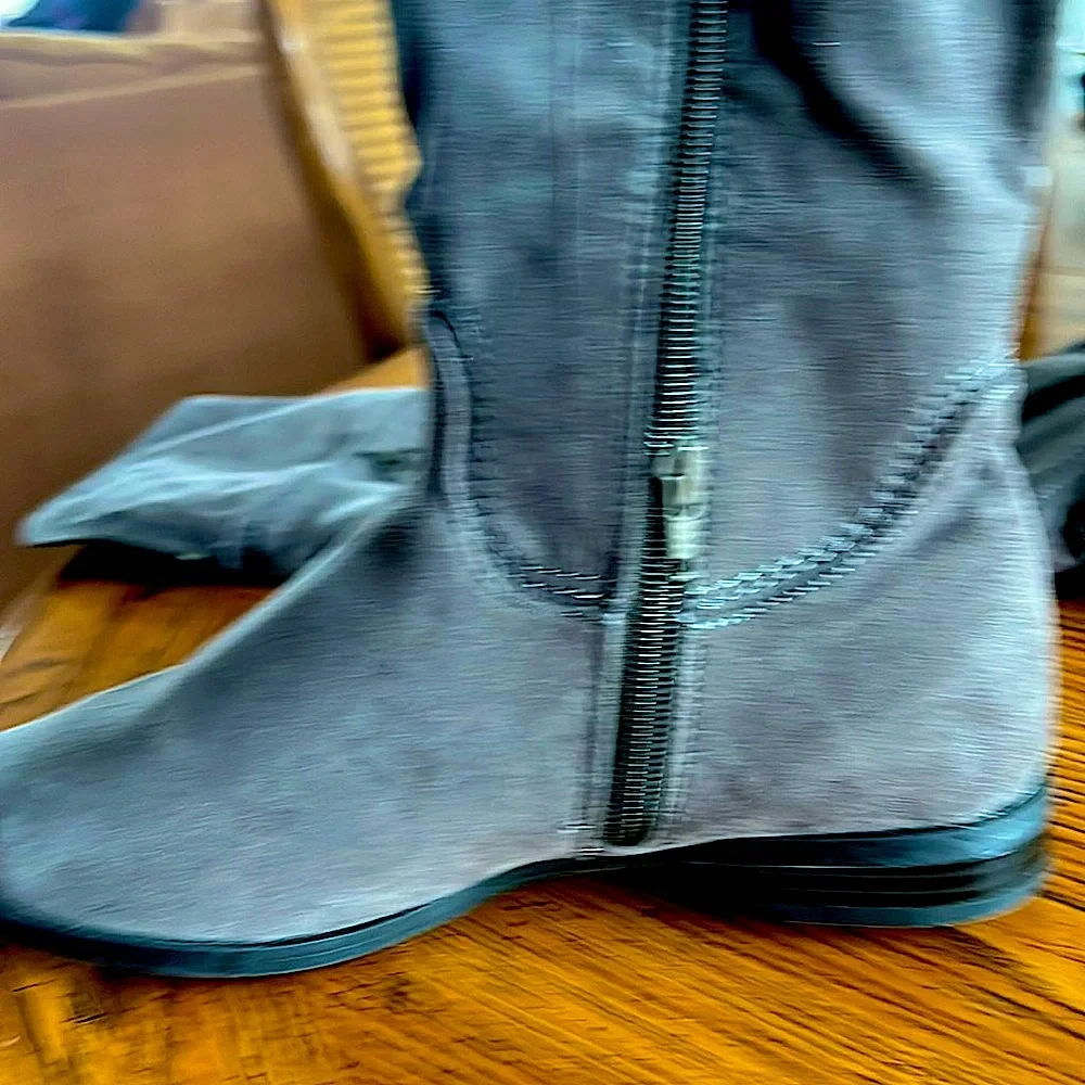 IA European CollectionKnee HighFauxSuede GreyBootSemi pointed toe.SideZippers.39